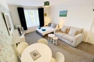 April Lodge The Chine- A Spacious Studio-Beach-Parking-Couples-Professionals-Long Stays