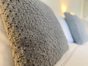 April Lodge The Chine- A Spacious Studio-Beach-Parking-Couples-Professionals-Long Stays