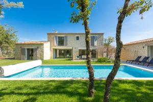 Stone charming villa pool and garden in Gordes