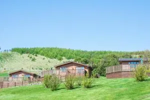 Kingfisher Lodge with Hot Tub - Luthrie