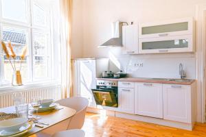 120qm Denkmal Apartment in Krefeld mit Stuck und Balkon - BEUYS Apartments - Krefeld