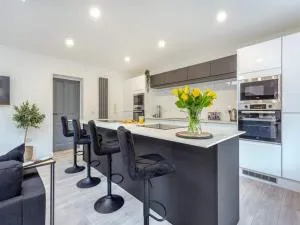 LANGLEY LODGE 7 Double Bedrooms with SMART TVs, 6 Bathrooms, Fully Equipped Kitchen, Ample PARKING, Wifi, dishwasher, Garden, GREAT CENTRAL LOCATION Ideal for BUSINESS and TRADES TEAMS For Long Stays contact Langley Cottages & Serviced Apartments VAT reg - Thrumster