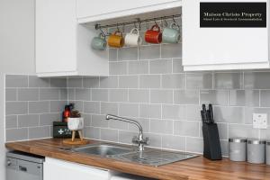 Eden 2Bedroom Apt Sleeps 6 in London with Wifi & Leisure By Maison Christo Property Short Lets & Serviced Accommodation