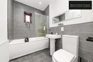 Eden 2Bedroom Apt Sleeps 6 in London with Wifi & Leisure By Maison Christo Property Short Lets & Serviced Accommodation