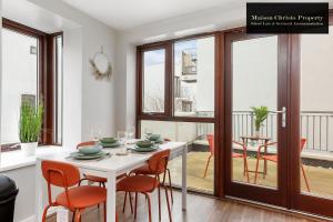 Eden 2Bedroom Apt Sleeps 6 in London with Wifi & Leisure By Maison Christo Property Short Lets & Serviced Accommodation