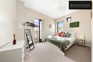 Eden 2Bedroom Apt Sleeps 6 in London with Wifi & Leisure By Maison Christo Property Short Lets & Serviced Accommodation