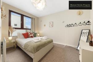Eden 2Bedroom Apt Sleeps 6 in London with Wifi & Leisure By Maison Christo Property Short Lets & Serviced Accommodation