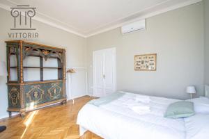 Vittoria Apartments: Viale Dante