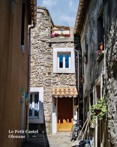 Centre of Olonzac, 2 bedrooms & private sunny rooftop terrace