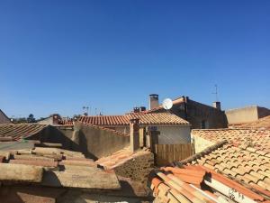 Maisons de vacances Centre of Olonzac, 2 bedrooms & private sunny rooftop terrace : photos des chambres