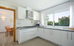 R11 Casa Blanca con gran jardin y piscina