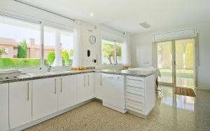 R11 Casa Blanca con gran jardin y piscina