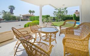 R11 Casa Blanca con gran jardin y piscina