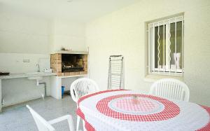 R11 Casa Blanca con gran jardin y piscina