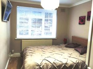2 Bed Flat Near Station with Parking&Comgarden