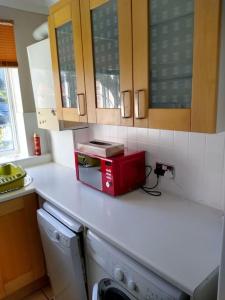 2 Bed Flat Near Station with Parking&Comgarden