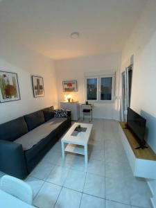 Sunny Peraia Apartment