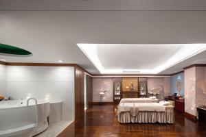 Crowne Plaza Hotel & Suites Landmark Shenzhen by IHG - Nearby Luohu Border, Indoor heated swimming pool, Complimentary Welcome Drink