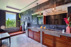 You think you know Canggu - Think again! Stunning LARGE LUXXE 7bed Villa