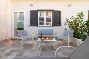 Élite House free parking for small cars only