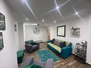 Good priced 6 Bedroom Family Home in quiet residential area with FREE Parking,No parties allowed- Windsor - Wraysbury