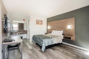 Queen Room - Non-Smoking room in Econo Lodge Inn & Suites Bricktown