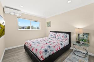 Sunny & Cheerful Near I-10 Queen Beds w Parking!