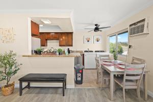 Sunny & Cheerful Near I-10 Queen Beds w Parking!