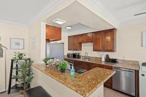 Sunny & Cheerful Near I-10 Queen Beds w Parking!
