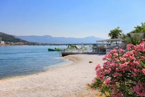 Apartments with a parking space Trogir - 15420