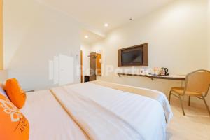 Alqueby Hotel near Kiara Artha Park & Trans Studio Mall Mitra RedDoorz