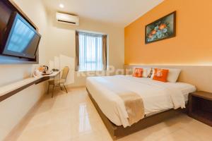Alqueby Hotel near Kiara Artha Park & Trans Studio Mall Mitra RedDoorz