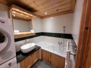 Spacieux appartement centre village avec parking et balcon - FR-1-598-126