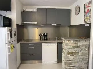 Appartement 2 Pièces/Cabine avec Balcon et Parking Privé – 200m Plage, Climatisé, Animaux Acceptés - FR-1-229D-116 - Fleury