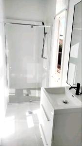 Stylish Master Suite + Private Bathroom + TV FREE Parking Pet Friendly