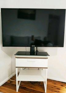 Stylish Master Suite + Private Bathroom + TV FREE Parking Pet Friendly