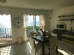 Victoria bilocale centro città e vista mare