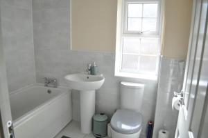 Beaney View House - Modern, Comfortable Spacious 4 Bedrooms Ensuites House with Free Wifi and Parkings