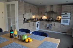 Beaney View House - Modern, Comfortable Spacious 4 Bedrooms Ensuites House with Free Wifi and Parkings