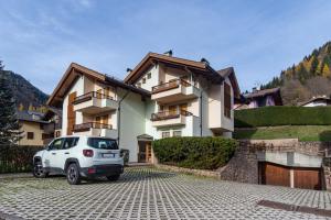 DolomiApartments - Casa Francy - 3hvězdičkové hotely ve městě Predazzo