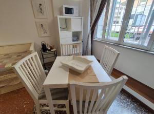 Large Studio room in AL 171 Locazione Turistica a 50mt metro B1