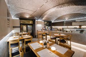 Eat IT cozy downtown apartments