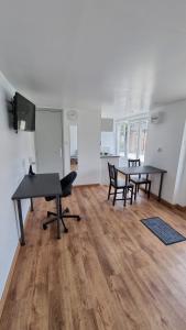 Appartements Studio - rez-de-chaussee - wifi - television : photos des chambres