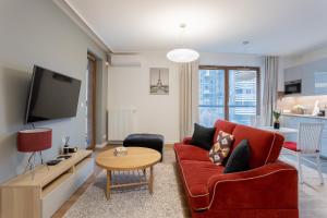 Golden Apartments Warsaw - Big Apartment in Luxury Building near Metro Station-Grzybowska 85