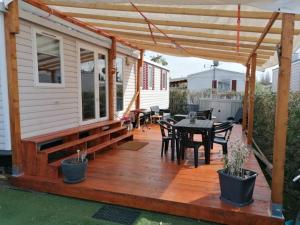 Linge literie et toilette fournis, un grand confort, à côté ou à 5 minutes des piscines tous 3 chambres grande terrasse couverte