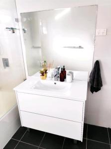 Lovely Queen Room + TV +Wifi FREE Parking Pet Friendly