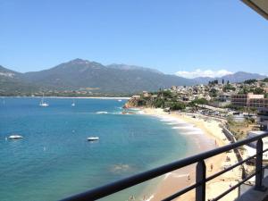 SUPERBE APPARTEMENT SUR PLAGE VUE PARADISIAQUE PIEDS DANS L EAU