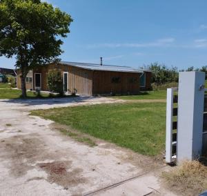 Cabanon en bord d estuaire calme en pleine nature