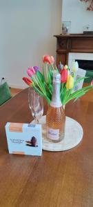 Traditional chic, High Ceilings apt Aircos and Garage