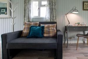 Lakeside Cabin on Stilts- Kingfisher